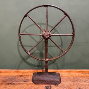 Ancienne roue de machinerie 8r