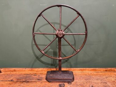 Ancienne roue de machinerie 8r