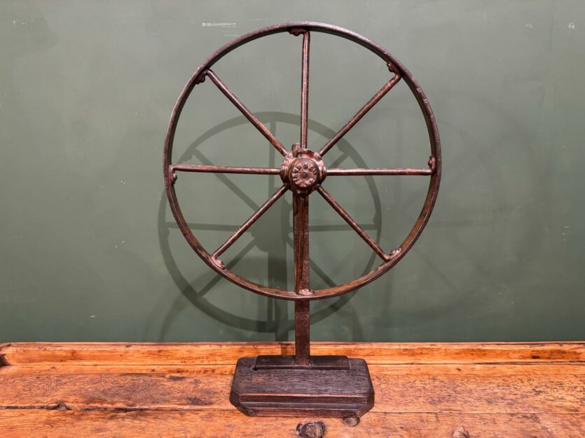 Ancienne roue de machinerie 8r